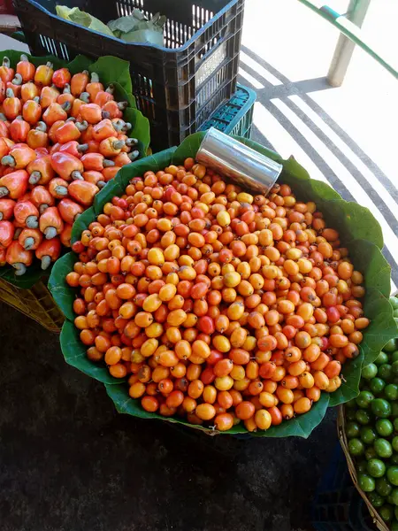 Ciriguela ya da seriguela, Spondias purpurea. Açık havada satılan sepetlerde tropikal meyveler, ciriguela ve kaju..