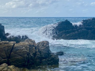 Kıyı kayalıklarında köpük parmakları. Yüksek kalite fotoğraf