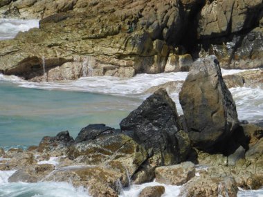 Obelisk, St. Maarten sahili boyunca kayaları şekillendirdi. Yüksek kalite fotoğraf