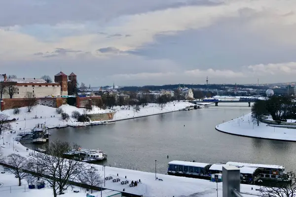 Vistula Nehri Krakow 'dan geçip Wawel Kalesi' ni geçer. Bankaları Ocak ayında karla kaplıdır..