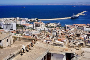 Cezayir limanını çevreleyen evlerin çatılarında uydu antenleri yaygındır, Eski Şehir 'de bile. Bağlantı çok önemli..