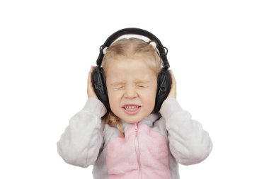 Kulaklıkla müzik dinleyen tatlı küçük kız, beyaz arka plan.