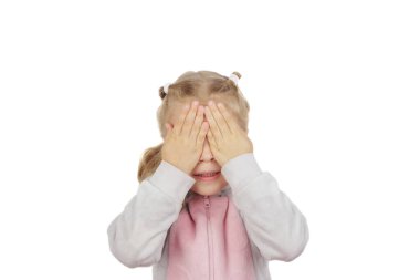 Mutlu küçük kız duygularını ifade ediyor, beyaz arka plan