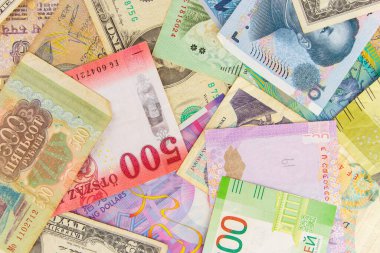 Dünyanın her yerinden gelen farklı para banknotları, üst görünüm.