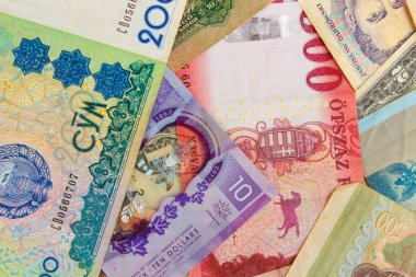 Dünyanın her yerinden gelen farklı para banknotları, üst görünüm.