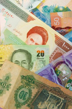 Dünyanın her yerinden gelen farklı para banknotları, üst görünüm.