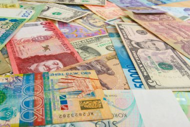 Dünyanın her yerinden gelen farklı para banknotları, üst görünüm.