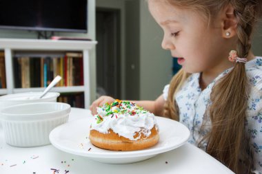Tatlı renkli süslemelerle bir pasta süsleme süreci, Paskalya pastası pişirme konsepti