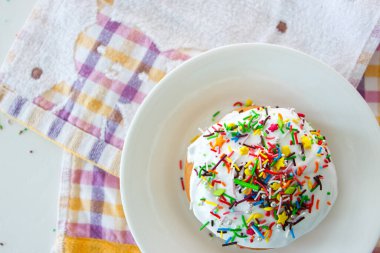 Tatlı renkli süslemeli Paskalya pastaları, yemek pişirme konsepti.