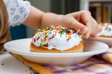Tatlı renkli süslemelerle bir pasta süsleme süreci, Paskalya pastası pişirme konsepti