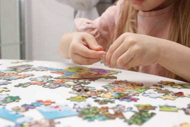 Küçük çocuk bulmaca parçalarından, eğitim kavramından resim alıyor.