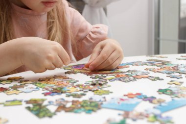 Küçük çocuk bulmaca parçalarından, eğitim kavramından resim alıyor.