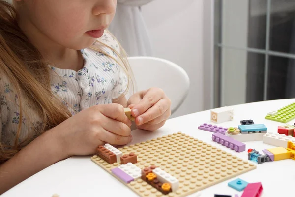 Dziecko Buduje Cegieł Konstruktora Bawi Się Zabawkami Miękkie Tło Ostrości — Zdjęcie stockowe