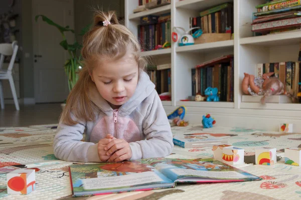 Маленькая Милая Девочка Читает Книгу Комнате Мягкий Фокус Фона Образование — стоковое фото