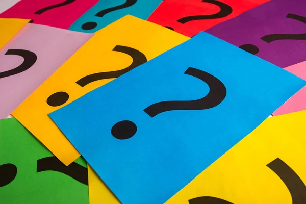 Black Question Marks Colored Papers Top View — Stock Photo, Image