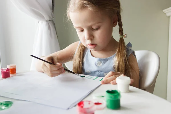 Criança Desenha Com Aquarela Conceito Educação Jardim Infância Fundo Foco — Fotografia de Stock