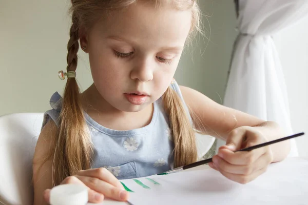 Malé Dítě Kreslí Akvarelem Koncept Vzdělávání Školce Měkké Ostření Pozadí — Stock fotografie
