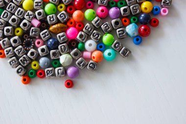 Sayılar ve sembollerle farklı renkli boncukların arkaplanı, üst görünüm