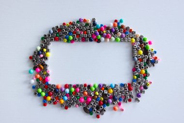 Sayılar ve sembollerle farklı renkli boncukların arkaplanı, üst görünüm