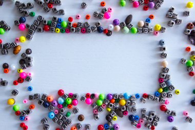 Sayılar ve sembollerle farklı renkli boncukların arkaplanı, üst görünüm