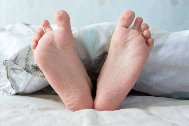 Ayaklarını yatağın üzerinde hafif bir battaniyenin altına koy. Uyumak mı yoksa sabah uyanmak mı?
