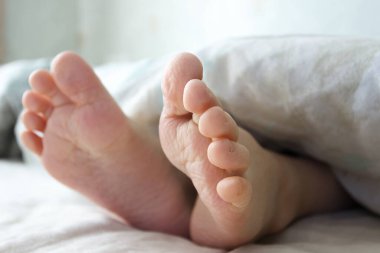 Ayaklarını yatağın üzerinde hafif bir battaniyenin altına koy. Uyumak mı yoksa sabah uyanmak mı?