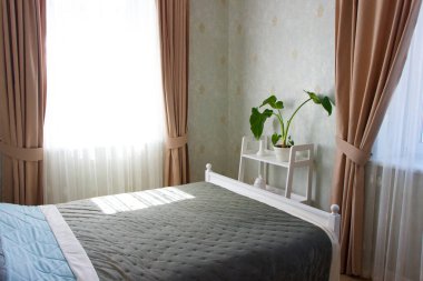 Yatak odası tasarımı manzarası. Bir yatak odasının tavan arası dekorasyonu kavramı