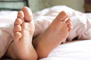 Ayaklarını yatağın üzerinde hafif bir battaniyenin altına koy. Uyumak mı yoksa sabah uyanmak mı?