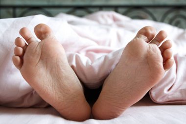 Ayaklarını yatağın üzerinde hafif bir battaniyenin altına koy. Uyumak mı yoksa sabah uyanmak mı?