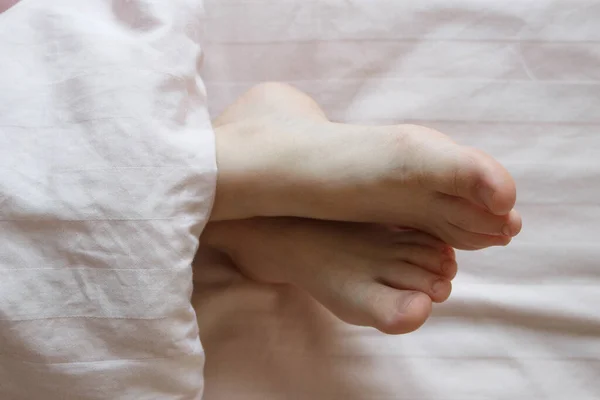 脚踏在床上的轻便毛毯下 早上睡觉或醒来的概念 — 图库照片