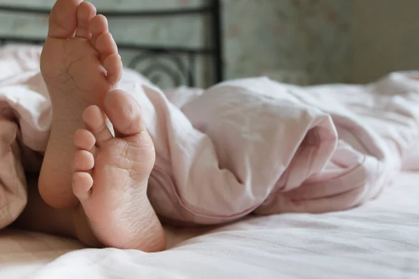 Fötter Lätt Filt Sängen Begreppet Sova Eller Vakna Morgonen — Stockfoto