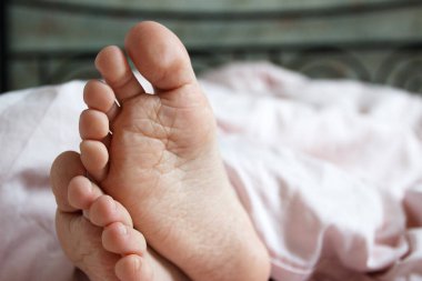 Ayaklarını yatağın üzerinde hafif bir battaniyenin altına koy. Uyumak mı yoksa sabah uyanmak mı?