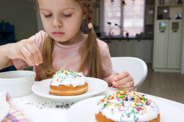 Tatlı renkli süslemelerle bir pasta süsleme süreci, Paskalya pastası pişirme konsepti
