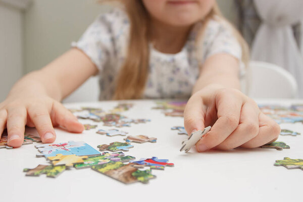 Маленький ребенок берет картину из кусочков головоломок, концепция образования