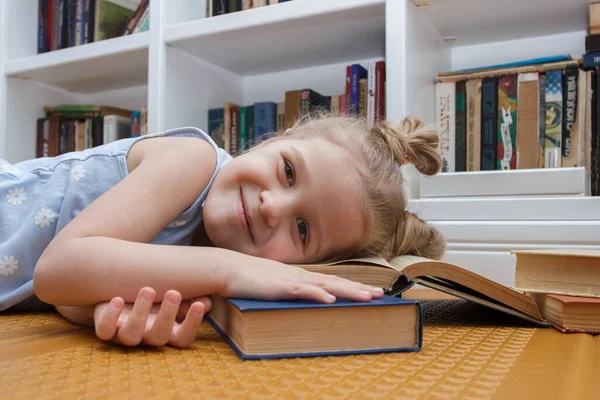 Niña Linda Durmiendo Con Libros Parte Delantera Estantería Concepto Educación — Foto de Stock