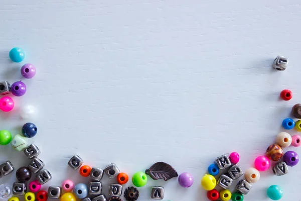 Bakgrund Från Olika Färgade Pärlor Med Siffror Och Symboler Ovanifrån — Stockfoto