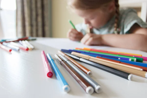 Roztomilé Dítě Kreslí Obrázek Barevnými Plstěnými Pery Koncept Koníčku Vzdělání — Stock fotografie
