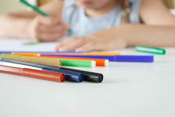 Nettes Kind Das Ein Bild Mit Farbigen Filzstiften Zeichnet Konzept — Stockfoto