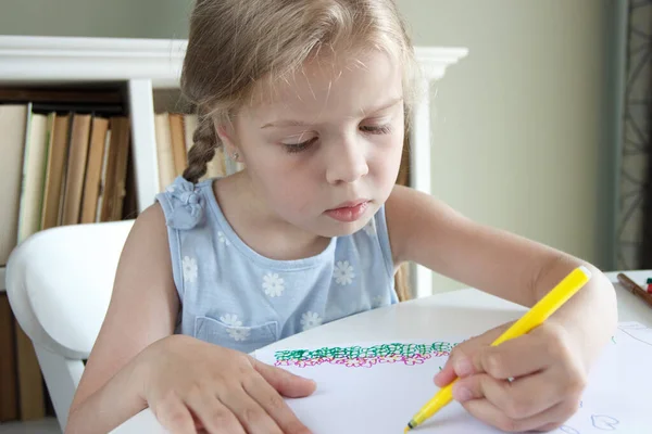 Симпатичный Ребенок Рисует Картину Цветными Фломастерными Ручками Концепция Хобби Образования — стоковое фото