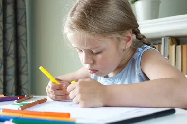 Симпатичный Ребенок Рисует Картину Цветными Фломастерными Ручками Концепция Хобби Образования — стоковое фото
