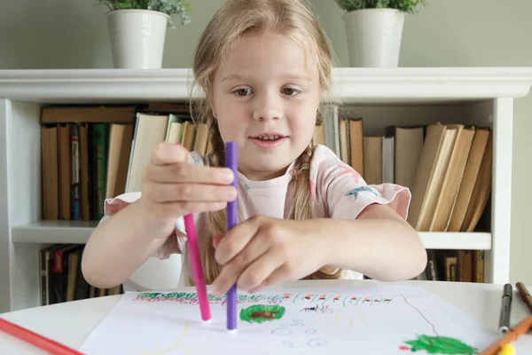 Criança Bonita Desenhando Quadro Com Canetas Coloridas Feltro Conceito Hobby — Fotografia de Stock