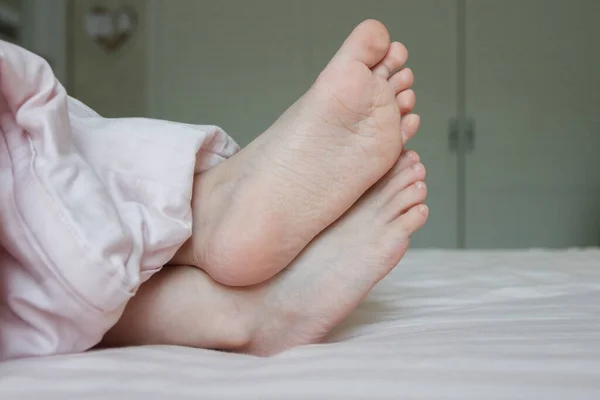 Ayaklarını Yatağın Üzerinde Hafif Bir Battaniyenin Altına Koy Uyumak Yoksa — Stok fotoğraf