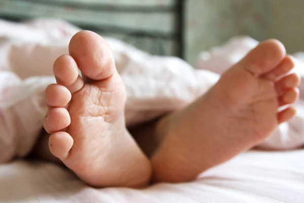 Fötter Lätt Filt Sängen Begreppet Sova Eller Vakna Morgonen — Stockfoto