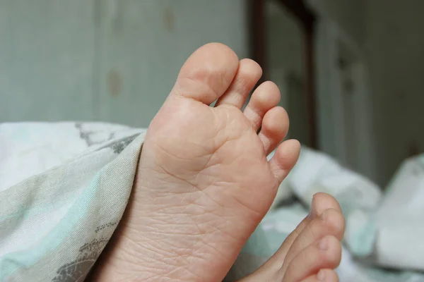 Ayaklarını Yatağın Üzerinde Hafif Bir Battaniyenin Altına Koy Sağlık Yaşam — Stok fotoğraf