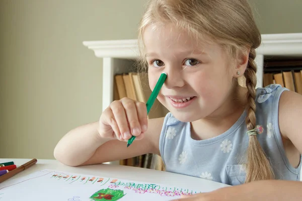 Criança Bonita Desenhando Quadro Com Canetas Coloridas Feltro Conceito Hobby — Fotografia de Stock