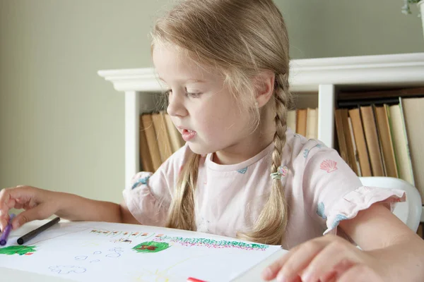 Χαριτωμένο Παιδί Ζωγραφίζει Μια Εικόνα Χρωματιστά Στυλό Τσόχινη Άκρη Έννοια — Φωτογραφία Αρχείου