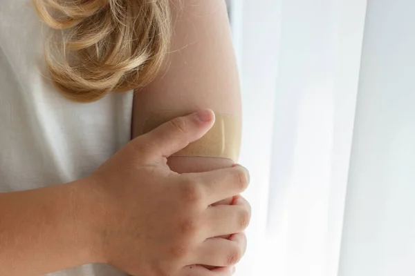 Braccio Con Intonaco Sulla Pelle Concetto Vaccinazione Immunizzazione Background Soft — Foto Stock