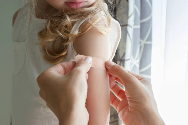 皮膚にプラスターを装着する ワクチン接種と予防接種のコンセプト ソフトフォーカス背景 — ストック写真