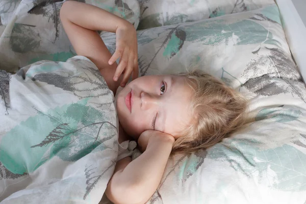 Uma Menina Gira Deitada Cama Conceito Despertar — Fotografia de Stock