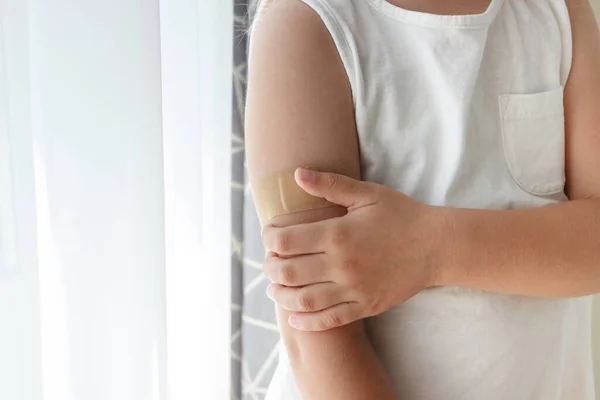 Braccio Con Intonaco Sulla Pelle Concetto Vaccinazione Immunizzazione Background Soft — Foto Stock